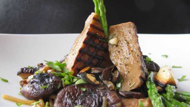 Vegane Köstlichkeit gegrillter Seitan mit Shii-Take-Pilzen und grünem ...