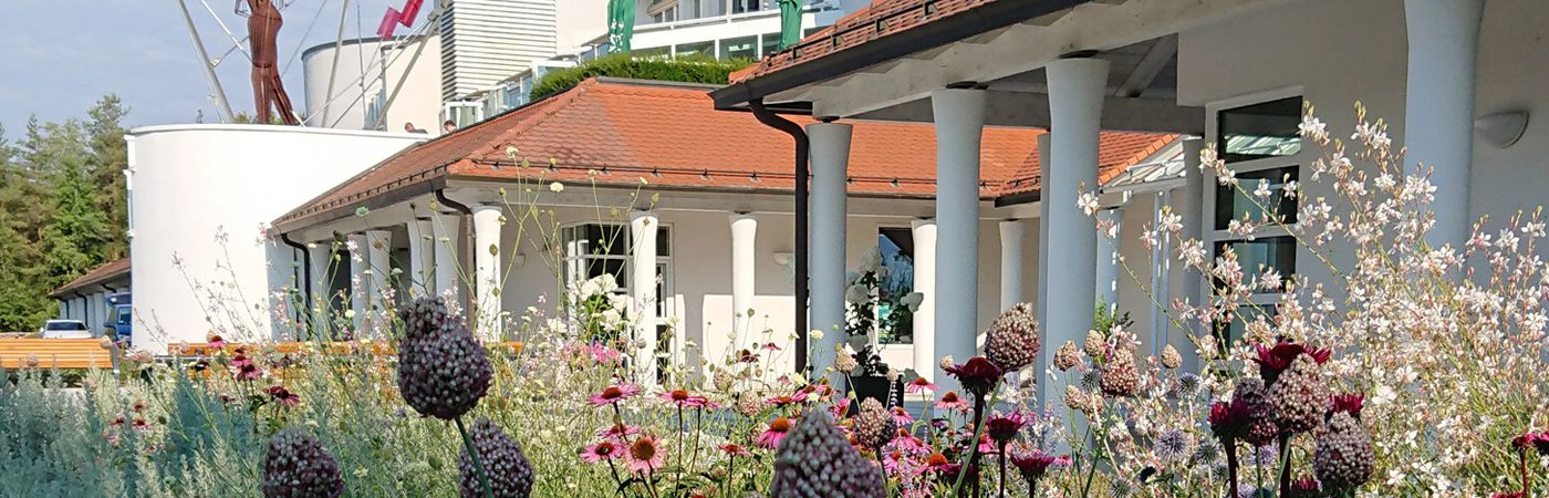 Header Kurpromenade mit Blumenbeet