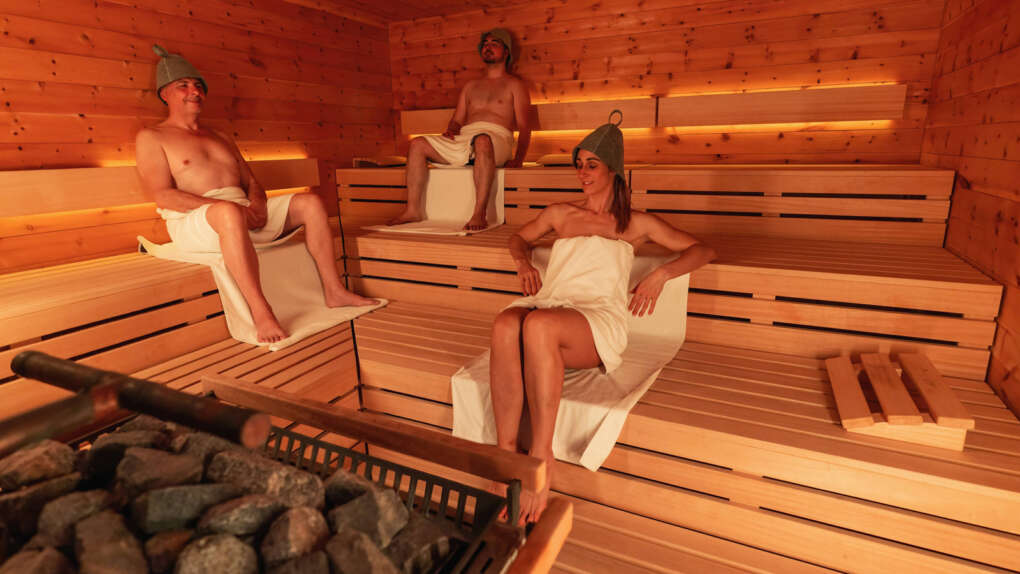 Gäste mit Saunahüten in der Zirbensauna