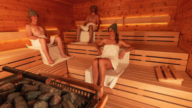 Gäste mit Saunahüten in der Zirbensauna