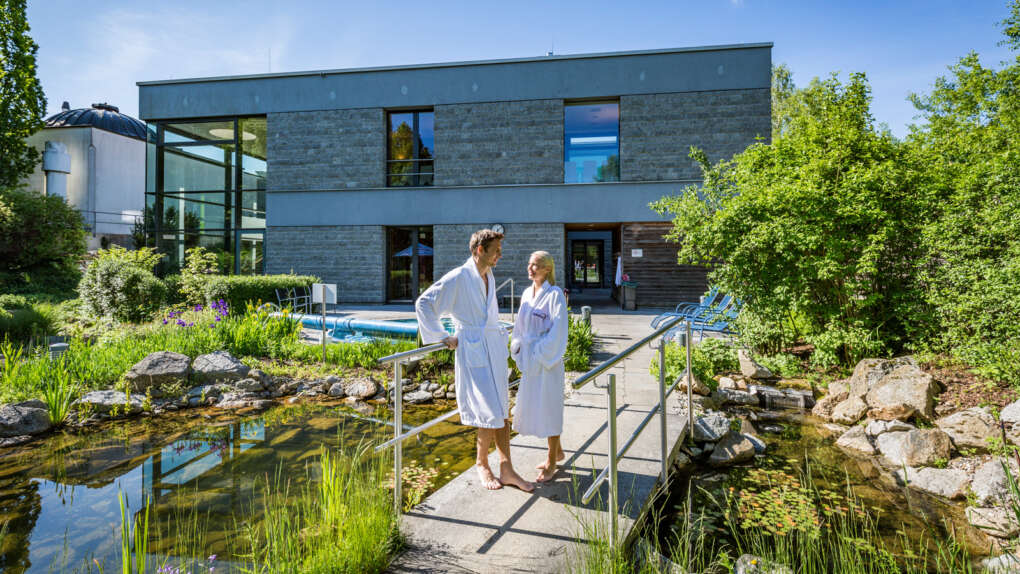 Pärchen im Saunagarten mit Wasserlauf