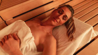 Frau in der Sauna