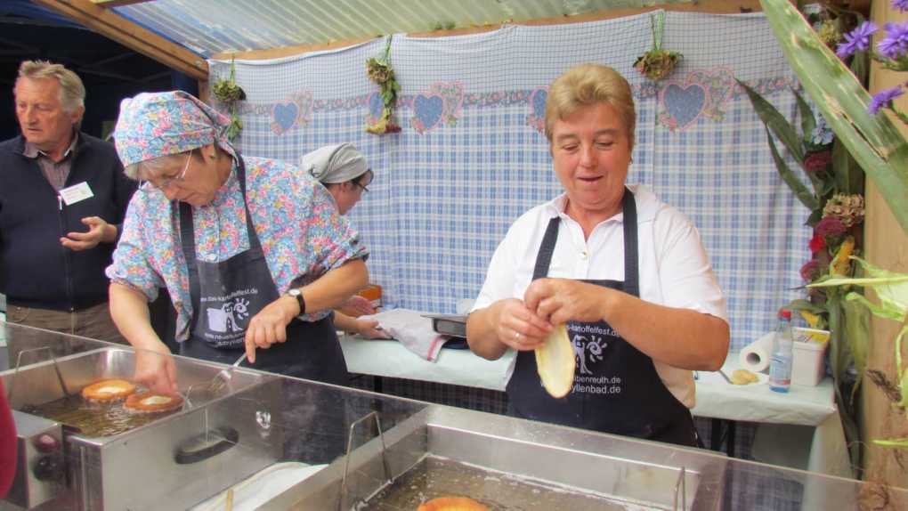 Küchel backen auf dem Kartoffelfest in Neualbenreuth beim Sibyllenbad