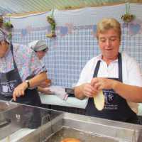 Küchel backen auf dem Kartoffelfest in Neualbenreuth beim Sibyllenbad