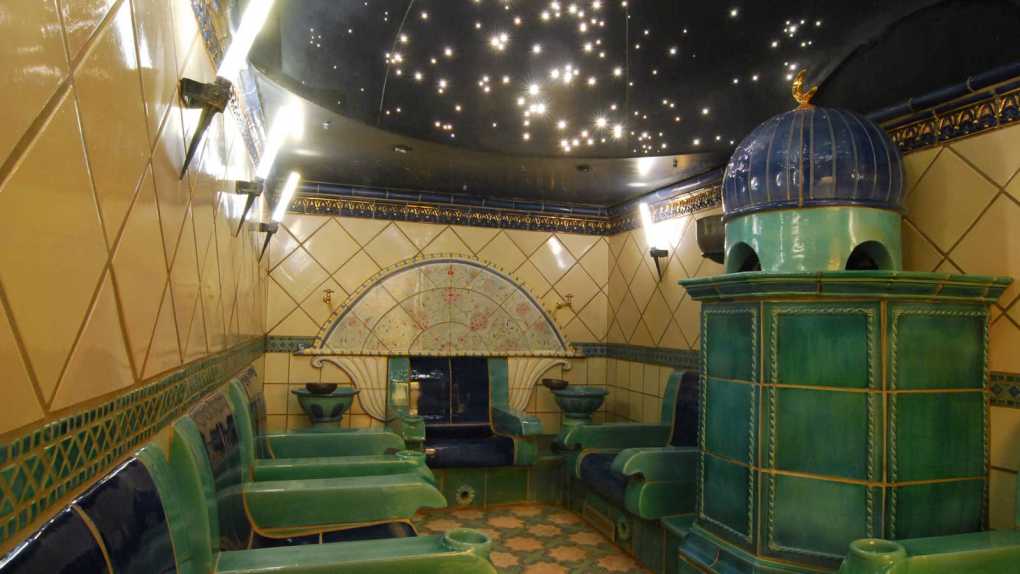 Rasulbad unterm strahlenden Sternenhimmel im orientalischen BadeTempel