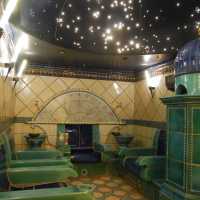 Rasulbad unterm strahlenden Sternenhimmel im orientalischen BadeTempel