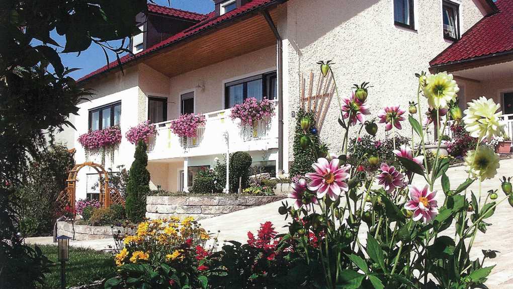 Gästehaus Becker Außenansicht mit Garten