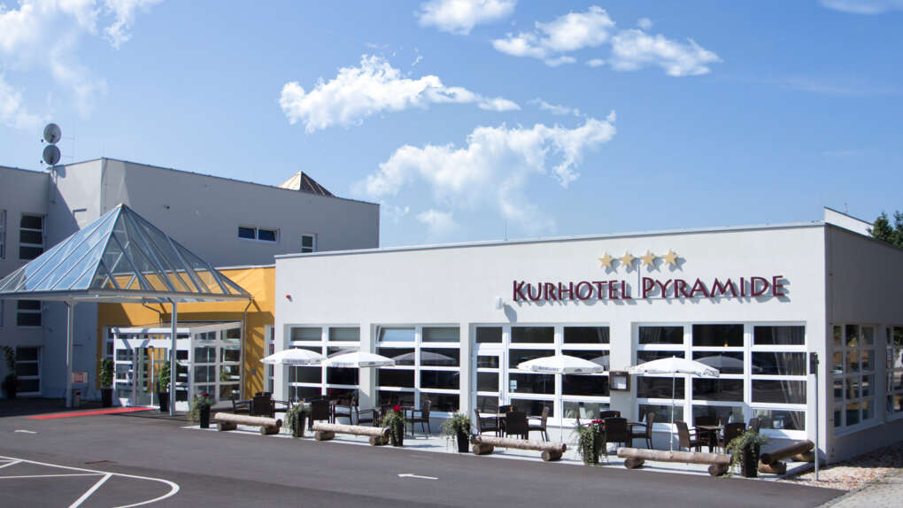 Kurhotel Pyramide Außenansicht beim Eingang mit Terrasse