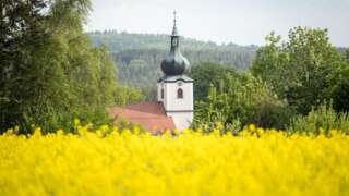 Konnersreuth Kirche im Frühling