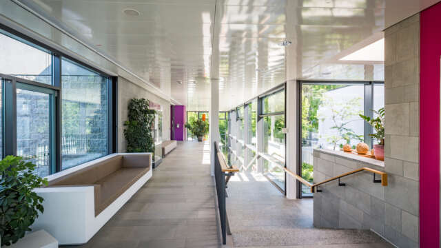 Lounge vor der Oase im Wellnessbereich