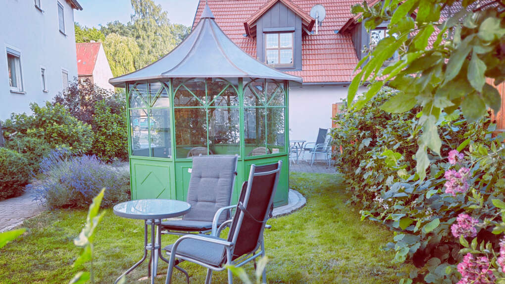 Pavillon und Garten Ferienwohnungen Köhler