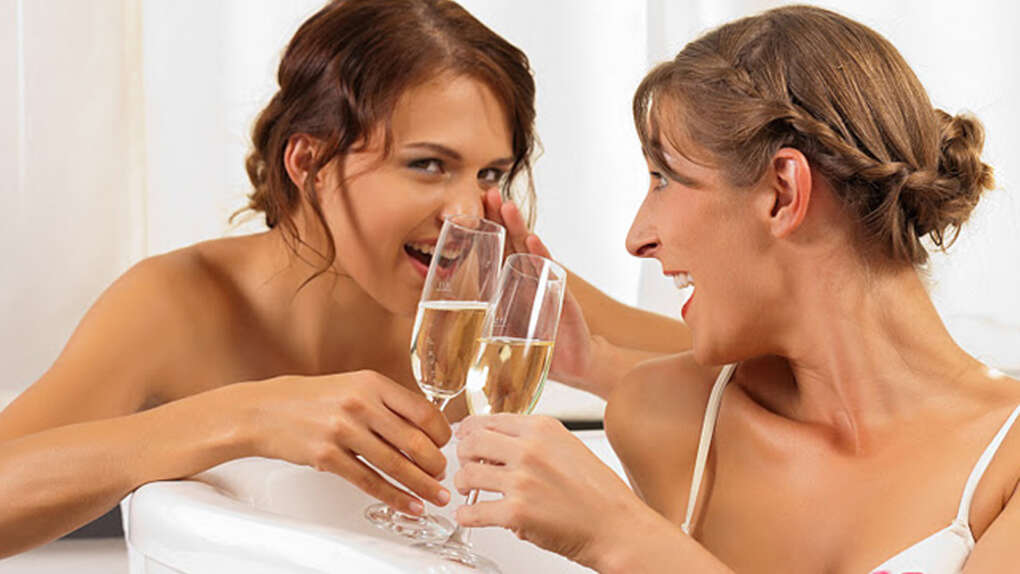 Zwei Damen und Sekt