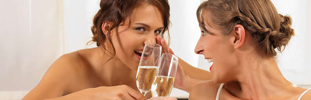 Zwei Damen und Sekt