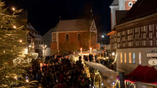 Marktplatz mit Buden und Lichtern am Kunsthandwerkermarkt
