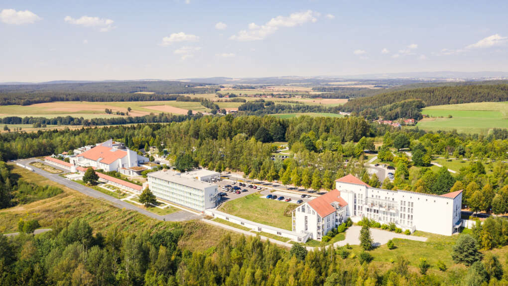 Außenansicht Sibyllenbad mit Kurpark, Kurpromenade und Hotels mit Bademantelgang