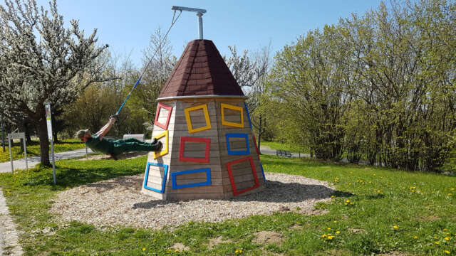 Patrick Schön am Wasserskihaus im Motorik-Fun Park im Kurpark beim Sibyllenbad