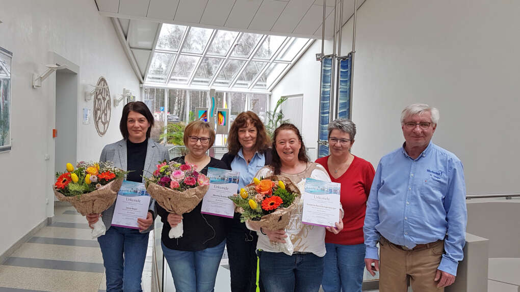 von links Sonja Bayer, Monika Rustler, Jutta Hoffmann, Susanne Pezold-Eigenberger, Claudia Summer und Gerhard Geiger in der Eingangshalle Sibyllenbad