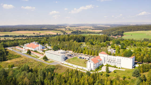 Außenansicht Sibyllenbad vo der Südseite mit Hotels und Kurpark sowie Kurpromenade