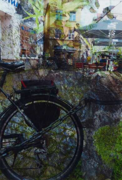 Bild Ausstellung Ingrid Prey, Fahrrad und Marktplatz mit Cafe