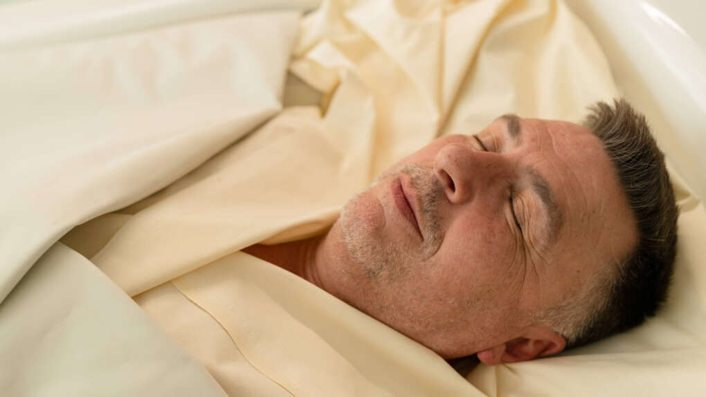 Gast in einer Packung im Wasserbett
