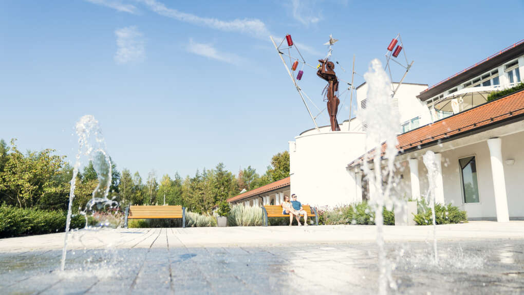 Pärchen an der Kurpromenade mit Brunnen und Skulptur Sibylle