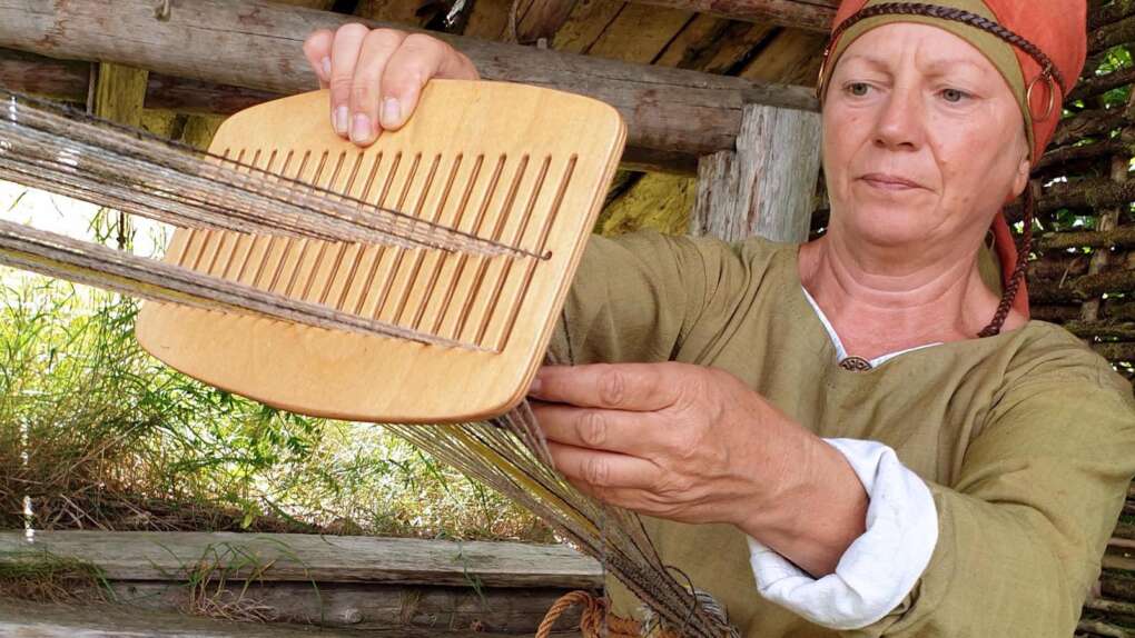 Handwerkerin im Geschichtspark Bärnau