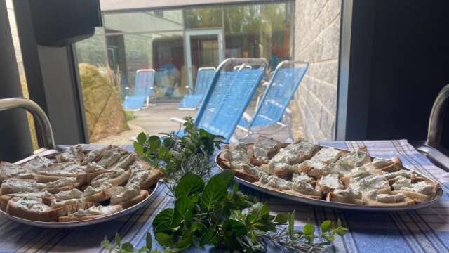 Schnittchen mit Kräuterquark, im Hintergrund Innenhof des Saunabereiches