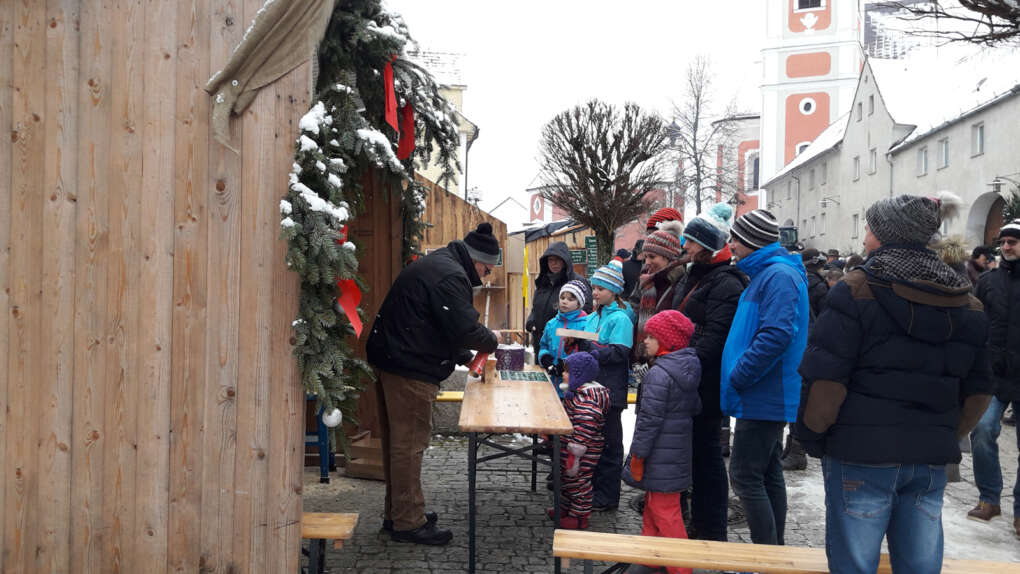 Bürgermeister Klaus Meyer an seinem Stand auf dem Kunsthandwerkermarkt in Bad Neualbenreuth