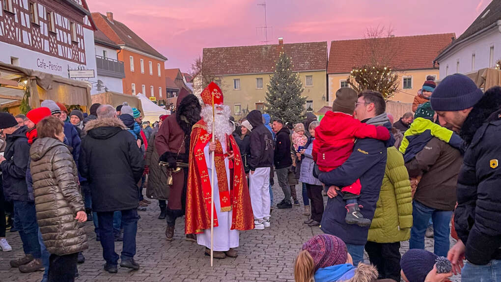 Der Nikolaus kommt auf dem Marktplatz während des Kunsthandwerkermarktes in Bad Neualbenreuth
