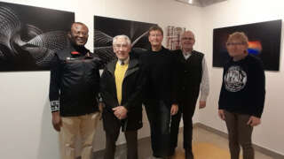 Pfarrer Oranekwu, Jose Agüeras, Künstler Herr Berndt, Bürgermeister Klaus Meyer und der Bruder des Künstlers bei der Ausstellungseröffnung