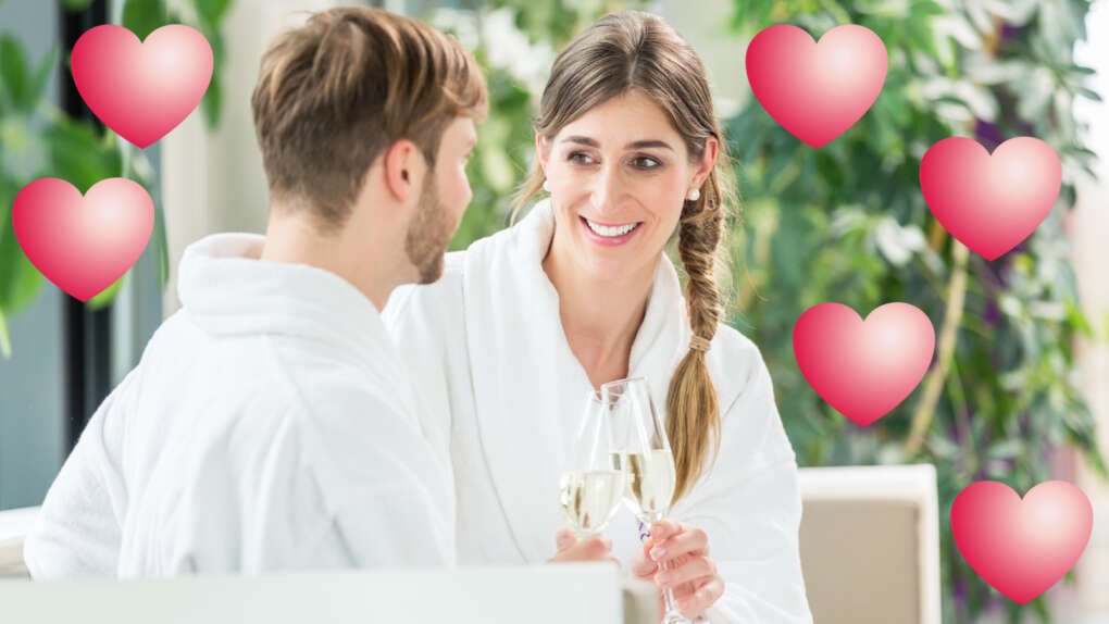 Pärchen stößt mit Sekt in der Lounge an.