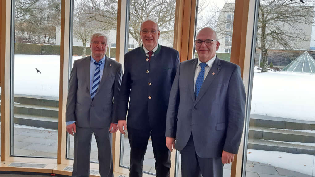 Der Verbandvorsitzende Franz Löffler (Mitte) informierte persönlich in einer Mitarbeiterversammlung darüber, dass Klaus Meyer (rechts) Gerhard Geiger (links) im Juni als Werkleiter nachfolgen wird. 

