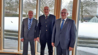 Der Verbandvorsitzende Franz Löffler (Mitte) informierte persönlich in einer Mitarbeiterversammlung darüber, dass Klaus Meyer (rechts) Gerhard Geiger (links) im Juni als Werkleiter nachfolgen wird.